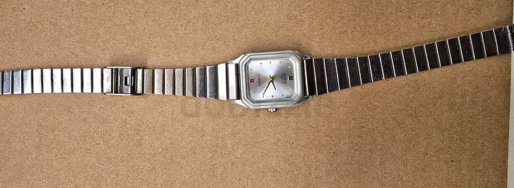 Vintage Casio Square Analog Quartz Watch – Silver Sunburst Dial – Integrated Bracelet