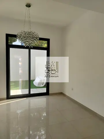 فيلا للبيع غرفتين وسطية مساحة  ١٥٠٠ قدم ، بي مجمع نسمة