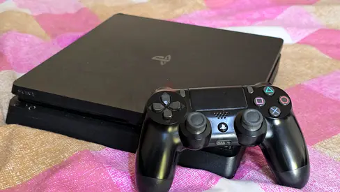 Sony PlayStation 4 Console with  dual shock original controller 1tb with nfs rivals game