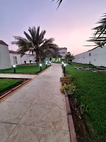 فيلا تجارية وسكنية للبيع في منطقة الجزات – زاوية  على شارعين