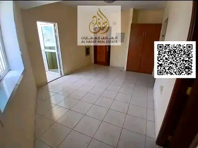 للإيجار السنوي في عجمان – الراشدية 3  استوديو مميز للإيجار في موقع حيوي بمنطقة الراشدية 3 على شارع المرور القديم، يقع خلف جراند مول مباشرة، مما يوفر س