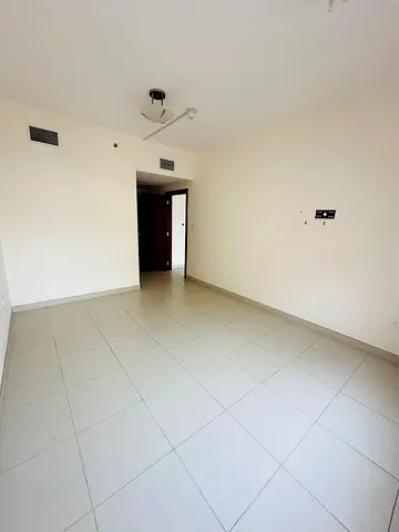 Free air conditioning and spacious areas. A prime and lively location close to all services such as cafes and shops, and near the Dubai exit.