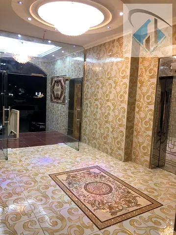 Building for sale with an annual return of over 9%. Ground floor, two upper floors, and a roof terrace. Split air conditioning. Located in Rawda 2, on