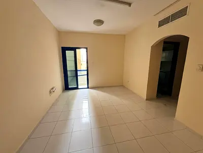 شقة غرفة وصالة مع بلكونة في المجرة جانب الكورنيش، موقع مميز قريب من الخدمات والمحال التجارية مع دفعات سهلة.