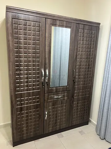 Hi I want to sale 3 door cabinet brand new
