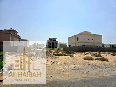 للبيع في الشارقه منطقه مويلع (معسكر الفلاح ) ارض تجاري مساحه 5100 قدم تصريح ارضي 4 طوابق 50%من السطح