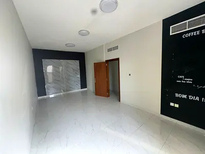غرفة نوم وصالة بمساحة مريحة