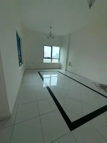 غرفه وصاله مساحه كبيره بلكونه  2 حمام  القصباء علي الكورنيش