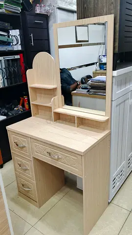 Stylish Wooden Dressing Table with Mirror