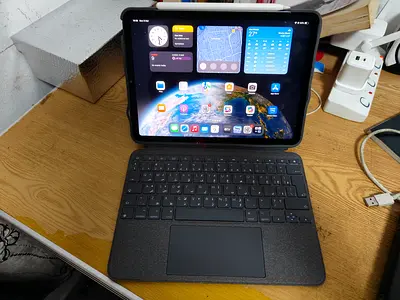 Ipad Air 5th gen with Logitech Combo touch keyboard and Apple Pencil