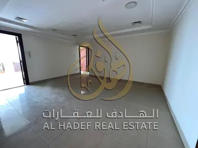 شقة للإيجار في المجاز 3 بالشارقة، متاحة 3 غرف وصالة مع غرفة خادمة وموزع، بإطلالة مفتوحة رائعة تعتبر من أجمل الإطلالات في المدينة، بمساحات واسعة وتصميم