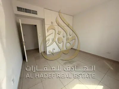 شقة 3 غرف وصالة مع غرفة خادمة للإيجار في المجاز 3 بالشارقة، موقع مميز قريب من كورنيش بحيرة خالد والخدمات، تكييف على المالك مع صيانة مجانية طوال فترة ا