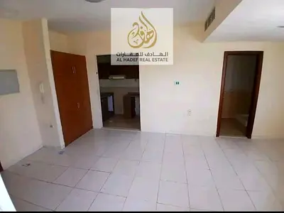 فرصة مميزة للسكن في استوديو للإيجار السنوي في منطقة الراشدية 3 بعجمان، ويقع في موقع حيوي على شارع المرور القديم خلف جراند مول، وهو من المواقع المميزة