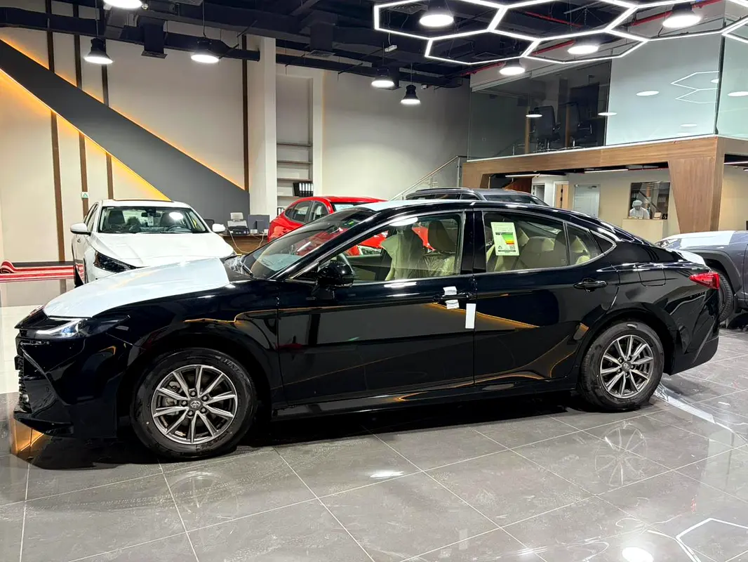 Toyota Camry 2026 — photo 1 of 14