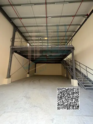 مستودع مميز بمساحة جيدة وميزانين عملي في موقع حيوي – فرصة لا تعوض.