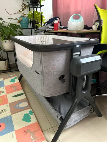 Compact and Stylish Baby Bassinet- Automatic