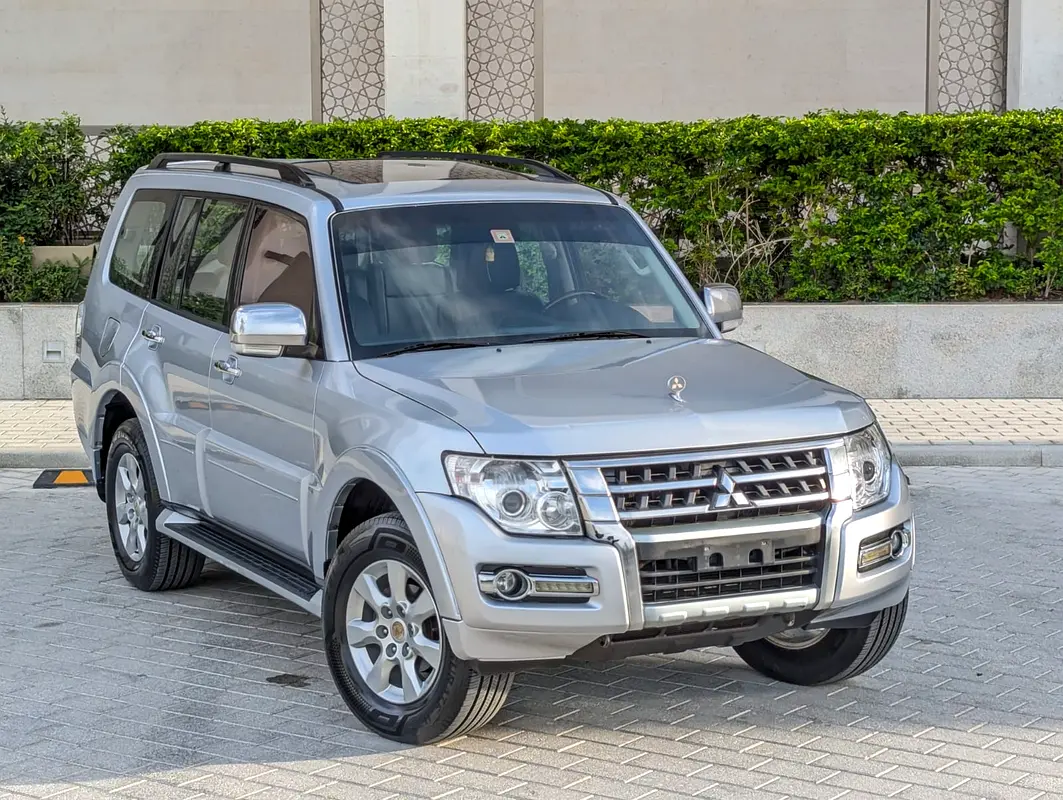 Mitsubishi Pajero 2015 — photo 1 of 18