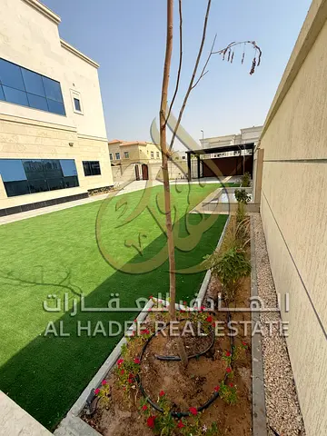 قدم لكم شركة الهادف للعقارات صرحاً معمارياً يجسد الفخامة والرفاهية في أرقى مناطق الشارقة، منطقة الحوشي. هذه الفيلا الاستثنائية صُممت لتكون ملاذاً للع