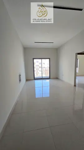 الايجارسنوي في عجمان منطقة النعيميه 1 قريب من المدرسة الحكمه البنايه عائلات  اول سكن شقه 3ثلاث غرفه  وصاله تكيف مركزي 3 حمام مع بلكونه اطلاله خزانات ب