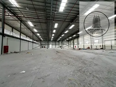 فرصة استثمارية مميزة للإيجار – مستودع ضخم بمساحة 45,500 قدم مربع على طريق رئيسي مع سكن عمال مكوّن من 12 وحدة وطاقة كهربائية عالية 715 كيلووات مناسب لل