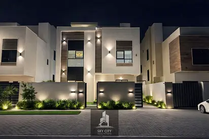 7-bedroom villa in a prime location. Ground floor, first floor, and roof terrace. Ready to move in. Includes electricity, water, and registration fees