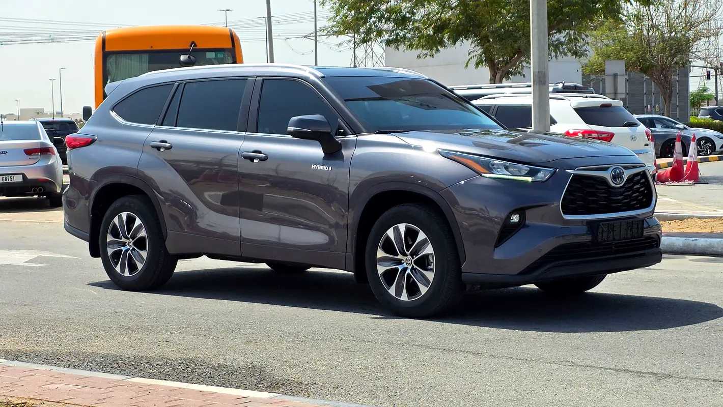 Toyota Highlander 2023 — photo 1 of 20
