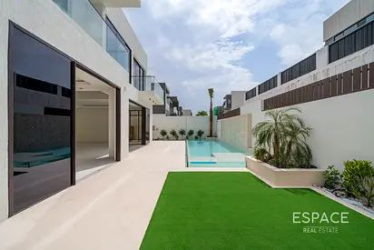 Luxury East Facing 5BR | Closed Kitchen
