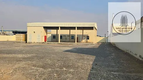 للإيجار في موقع استراتيجي – حوطة مسوّرة بمساحة 29,000 قدم في Umm Al Thuoob – Umm Al Quwain مع مظلة كبيرة 3,000 قدم ومكتب وخدمات كاملة وكهرباء 50 كيلوو