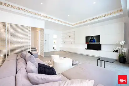 Furnished I Fully Upgraded I Lowrise Building