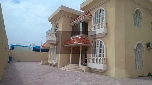 🏡 فيلا للإيجار في القوز – الشارقة  فيلا واسعة مكونة من طابقين موقع مميز،