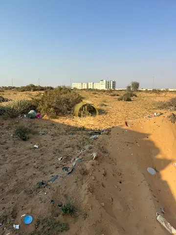 للبيع ارض في مدينة الامارات الصناعية الصجعه الصناعيه موقع ممتاز جدا في قلب السكراب مساحه 17070 قدم