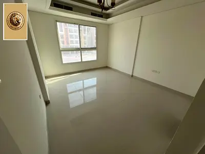 للإيجار في عجمان – المويهات 3 شقة واسعة ثلاث غرف وصالة في موقع مميز قريب جداً من جميع الخدمات ومخارج دبي والشارقة، مناسبة للعائلات.