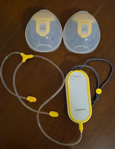 Medela Freestyle Pump + Silicone Breast Milk collector + Cooler breastmilk bag with 3 bottles