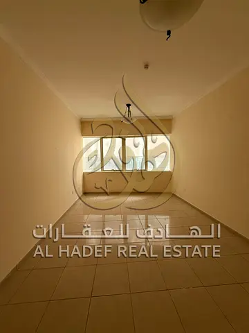 للإيجار بالتعاون شقة غرفتين وصالة مع غرفة خادمة وبلكونة، صالة منفصلة مع موزع، بجوار مستشفى دبليو ويلسون، الدفع 4 أو 6 دفعات.
