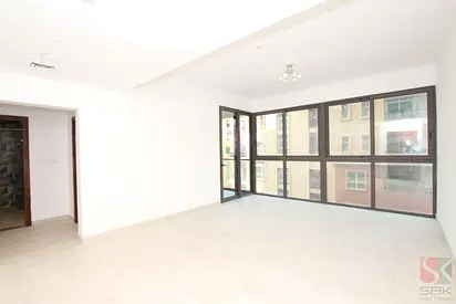 One Month Rent Free-Spacious 2 BR Flat