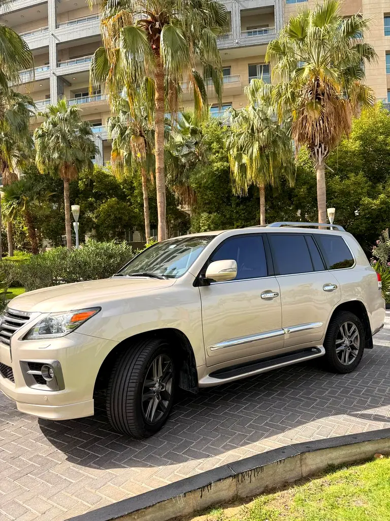 Lexus LX-Series 2015 — photo 1 of 6