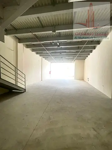 للايجار السنوي بعجمان مصنع كبير في عجمان الصناعية 1مدخل مباشر إلى طريق الإمارات *E311*،   مساحة الأرض63,300 قدم ارضى + ميزانين مكاتب المطلوب 3165000