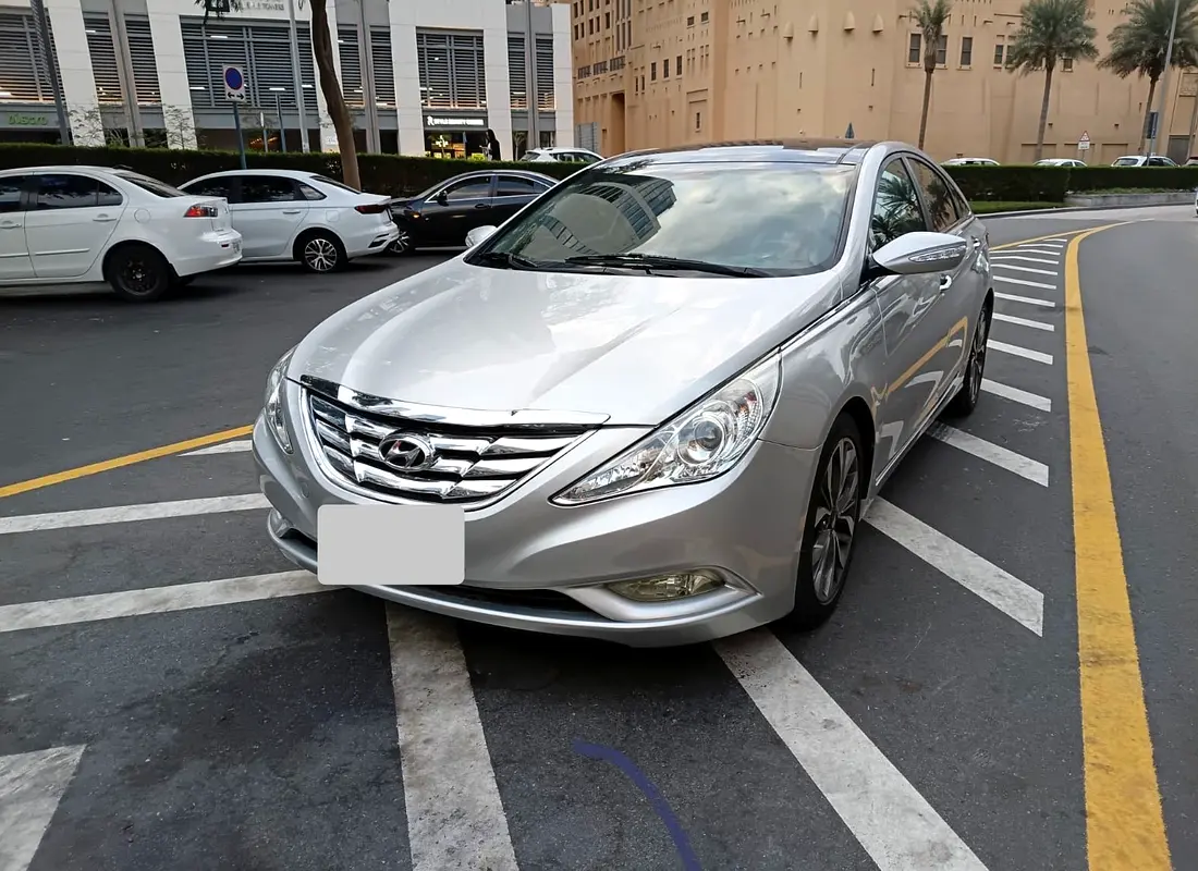 Hyundai Sonata 2011 — photo 1 of 17
