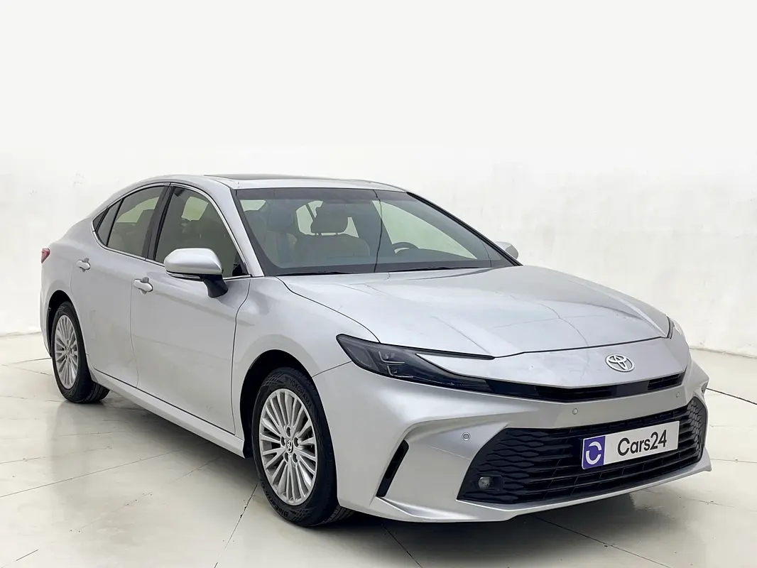 Toyota Camry 2025 — photo 1 of 13