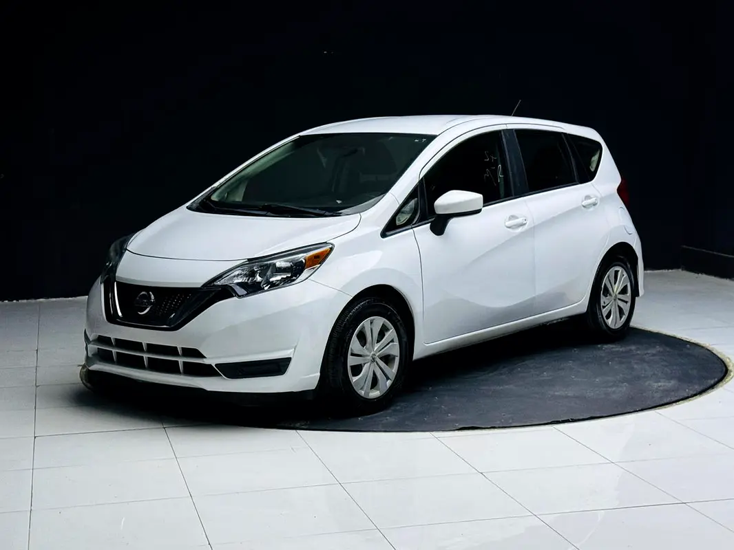 Nissan Versa 2018 — photo 1 of 11