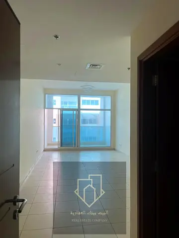 ثلاث غرف ساحة كبيرة جدا موجدة بايقونة عجمان وان تاور طابقة عالي مع باركن اطلالة مفتوحة