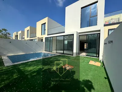تتكون الفيلا من ثلاثة غرف ماستر ومجلس وصالة ومطبخ رائيس وغرفة خادمة وحوش وبركن سياره مساحه الارض 3100 قدم السعر 3 مليون و250 قابل للتفاوض