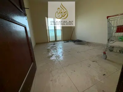 الايجار سنوي في عجمان منطقة الروضه 3 قريب من شارع الشيخ عمار البنايه عائلات غرفتين وصاله سنوي تكيف مركزي 2 حمام غرفه ماستر مع بلكونه اطلاله مفتوحه  تش