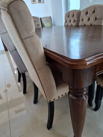 8 seater wooden dinning table with 8 chairs in good condition