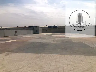 فرصة مميزة للإيجار في موقع استراتيجي – حوطة أرضية إنترلوك بمساحة 20,000 قدم في Sajaa Industrial Area – Sharjah مع مكتب وحمام مناسبة لمختلف الأنشطة الت