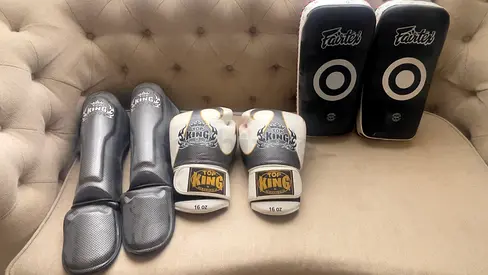 Top King Boxing Gear - Kick Pads and Gloves Set