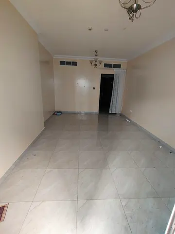 🏢 شقة في تاور حديث – للإيجار  فرصة مميزة للسكن في برج حديث وبمواصفات ممتازة.  🔹 3 غرف نوم وصالة واسعة 🔹 3 حمامات 🔹 غرفة خادمة 🔹 خزائن حائط (Built