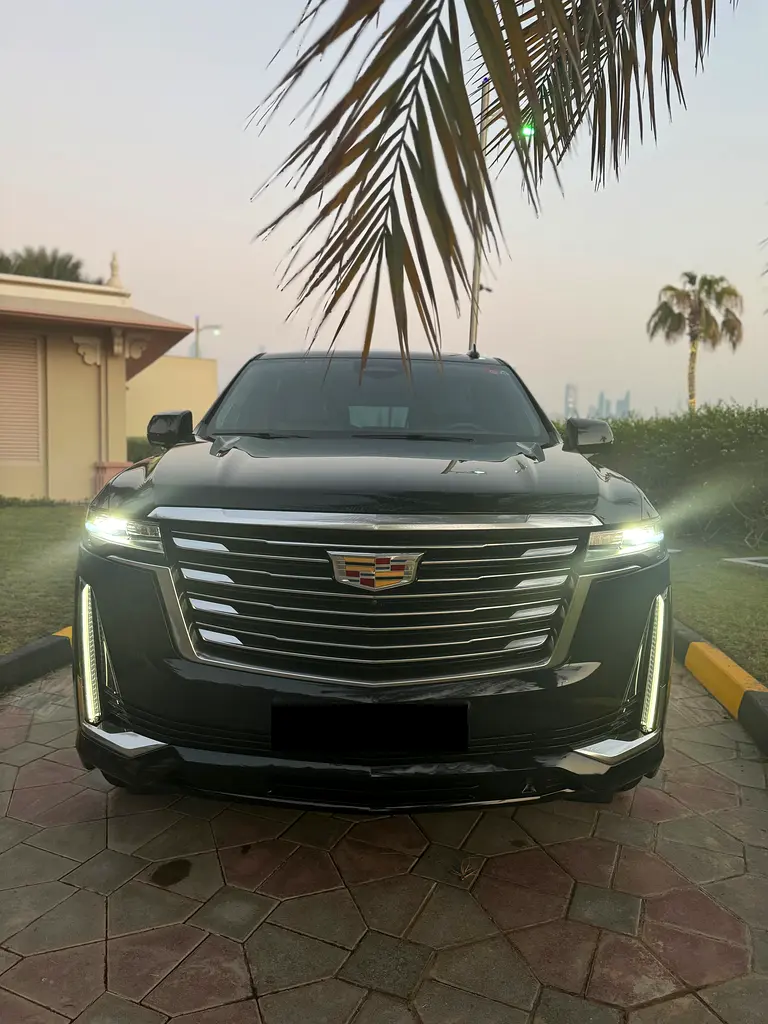 Cadillac Escalade 2021 — photo 1 of 17