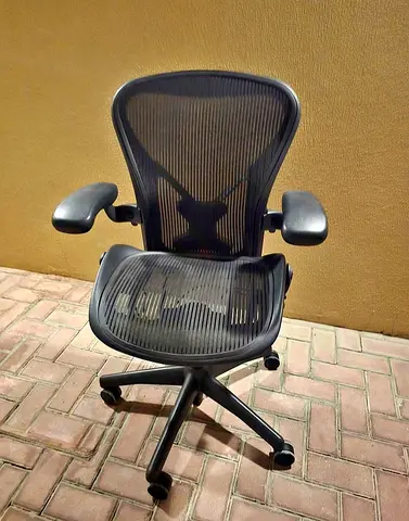 Model Herman Miller Aeron Classic Chair Black Size B