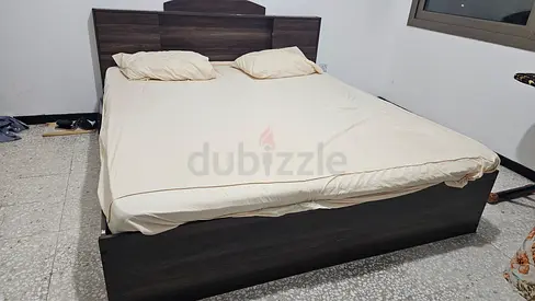 Modern king size bed with materess.